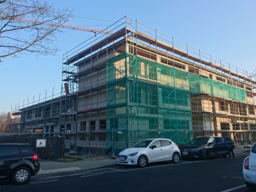 Bild 2: Die Baustelle am 23.02.2018, aufgenommen von der Straße „Im Gang“ (Blickrichtung: von Westen nach Nordosten.)