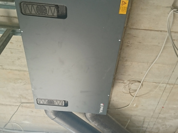 Bild 3: Lüftungsanlage (an der Decke) mit integriertem Wärmetauscher sowie Zu- und Fortluftrohr