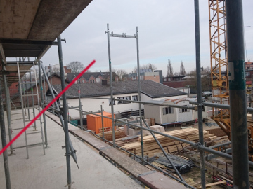 Bild 7: Anschluss eines Laubengangs an die Fassade und Zwischendecke