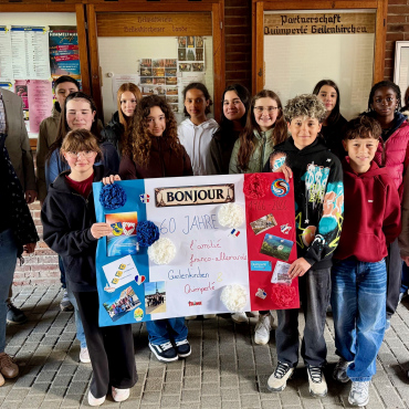 Gesamtschüler gestalten den Schaukasten des Partnerschaftsvereins neu